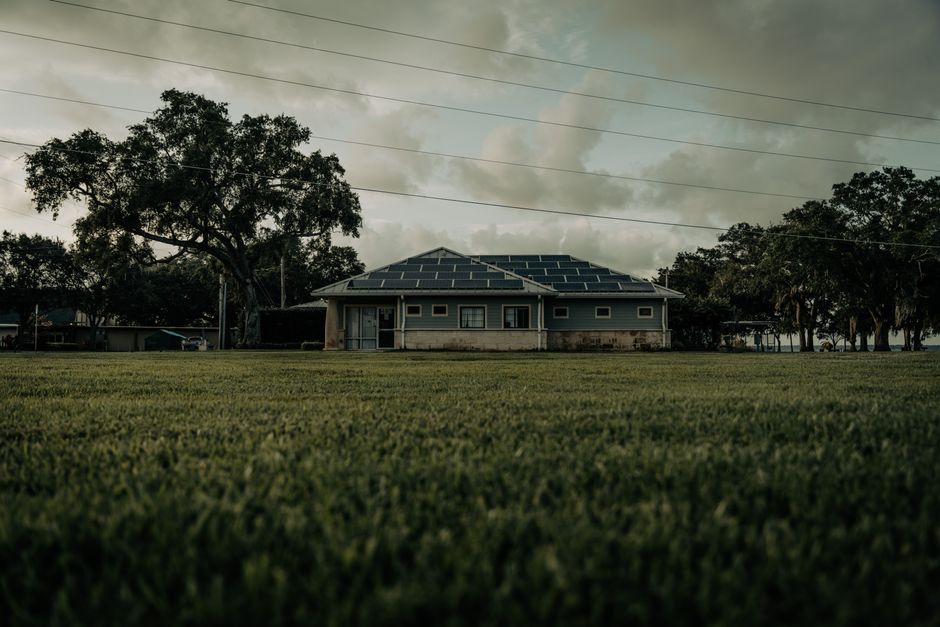 A sustainable home with solar panels in a lush Florida setting, showcasing green energy.